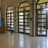 Non ci resta ora che entrare, per dare un�occhiata all�androne del piano terra. L�ambiente qui � pi� rispondente al razionalismo, con spazi ben ripartiti. Le strutture delle porte in vetro e listelli in legno presentano la forma semiottagonale gi� notata nei portoni...